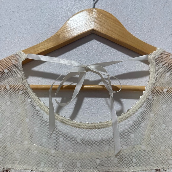 DONNA Mesh Lace Floral Top Size Medium - Picture 5 of 6